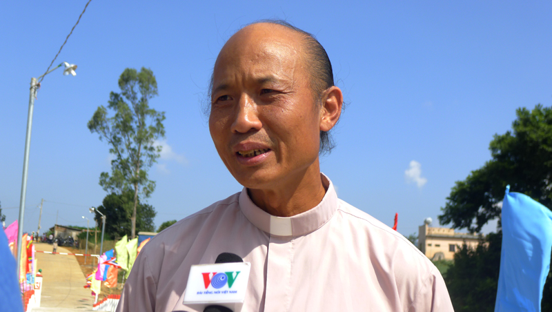 Clérigo con obras por la vida del pueblo