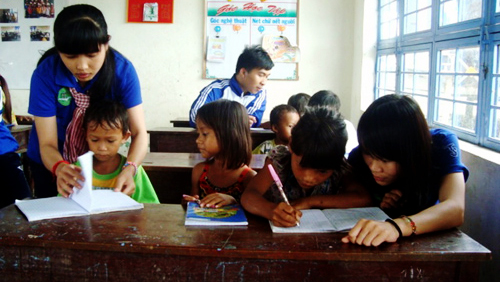 Estudiantes voluntarios de Phu Yen aportan en modernización del campo