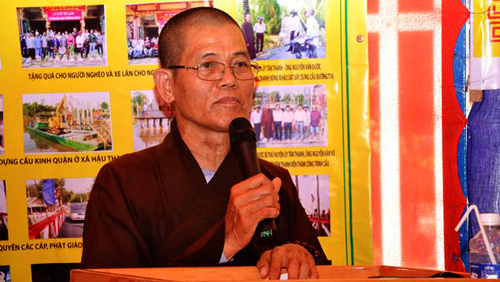 Dignatario religioso que construye puentes para agricultores