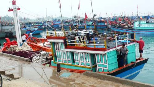 Empresa apoya a pescadores en su faena