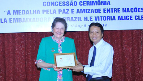 Entrega Vietnam Medalla Conmemorativa a embajadora brasileña