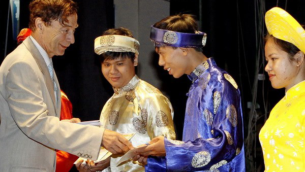 Entregan becas Odon Vallet a estudiantes e investigadores vietnamitas