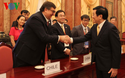 Presidente vietnamita se reúne con jefes asistentes a la Reunión Ministerial de la APEC