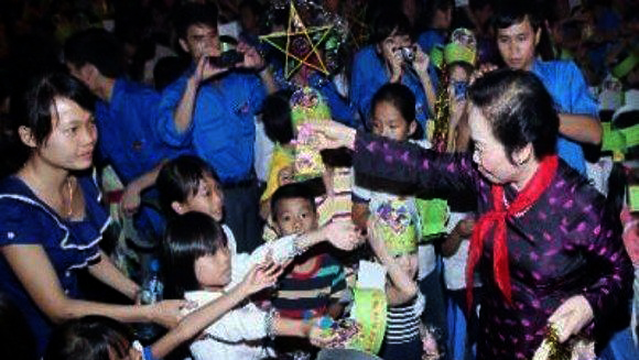 Celebran vietnamitas Fiesta del Medio Otoño