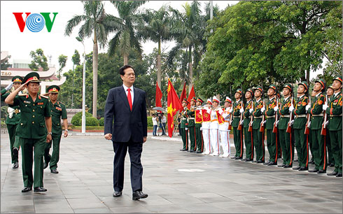 Urge primer ministro de Vietnam reforzar preparación para defensa