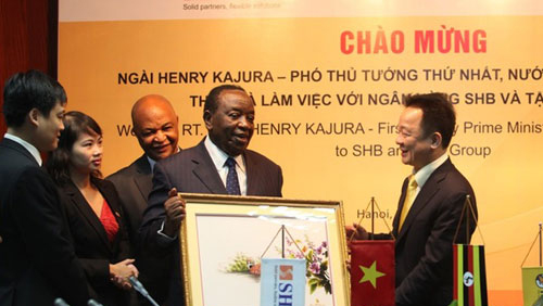 Visita Vietnam viceprimer ministro de Uganda