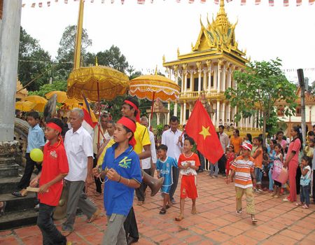 Compatriotas khemeres celebran alegremente fiesta tradicional Sen Dolta