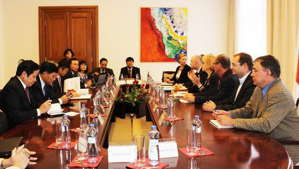 Reanudan relaciones directas entre Vietnam y República Checa en justicia