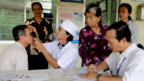 Se benefician de atención médica personas de tercera edad en Vietnam