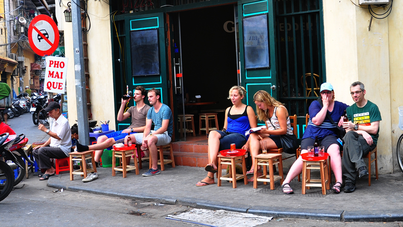 Calles antiguas de Hanoi y el tradicional hábito culinario en acera