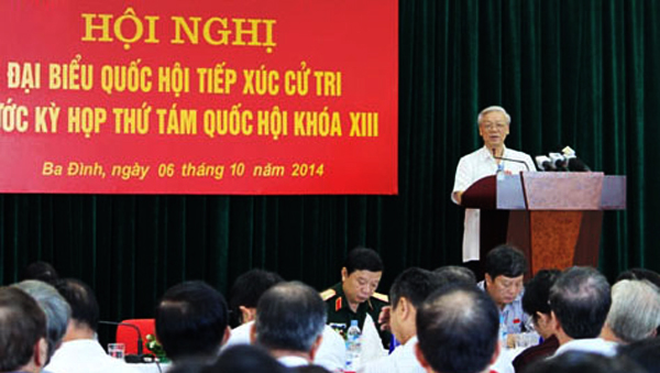 Secretario general del PCV contacta con electores distritales en Hanoi