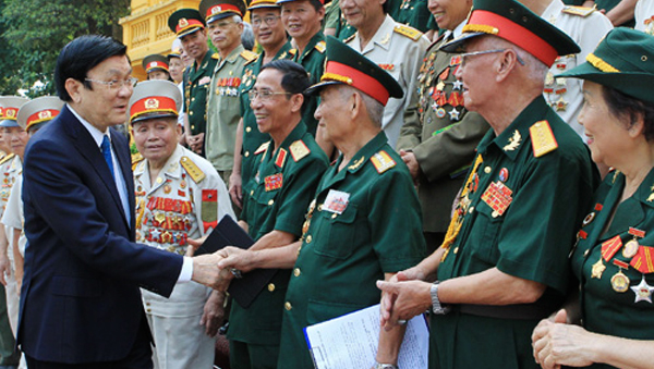 Presidente vietnamita recibe a ex soldados de la división número Uno