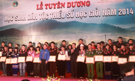 Honra Vietnam a estudiantes destacados de minorías étnicas