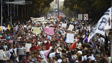 Protestas estudiantiles exigen esclarecer paradero de 43 estudiantes desaparecidos