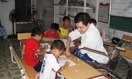 Maestro discapacitado de niños pobres