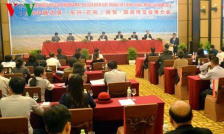 Feria comercial y turística en frontera de Vietnam y China