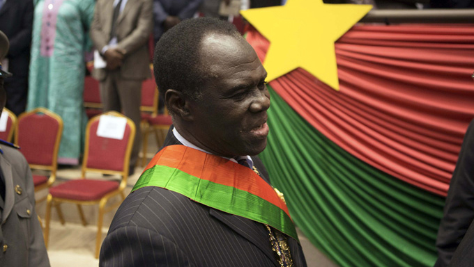 Instalan militares en  Burkina Faso a nuevo Presidente interino