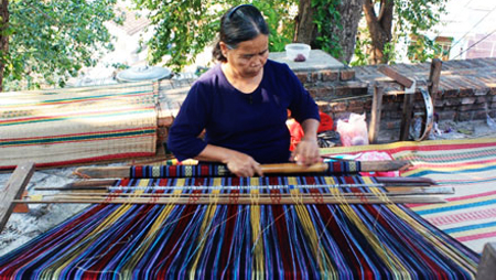 Tejido del brocado, hermoso rasgo cultural de los Bana