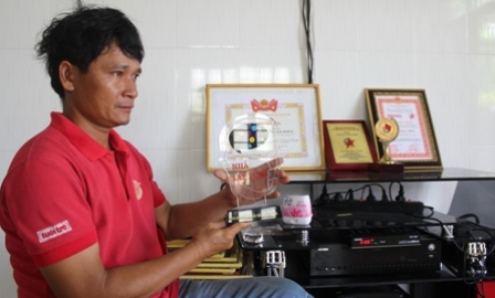 Joven campesino que convierte viento en energía eléctrica