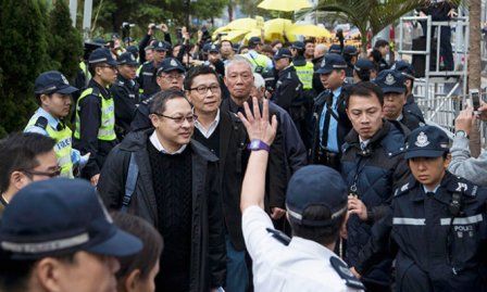 Líderes de manifestaciones en Hong Kong se rinden a la comisaría
