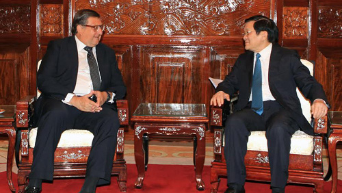 Recibe presidente de Vietnam a saliente embajador  chileno