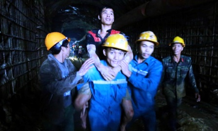 Dirigentes vietnamitas felicitan a los participantes en el rescate de constructores