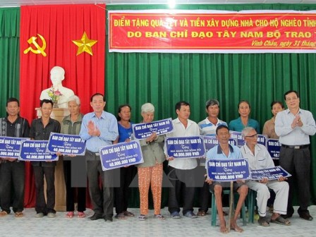 Año Nuevo Lunar 2015 para compatriotas pobres