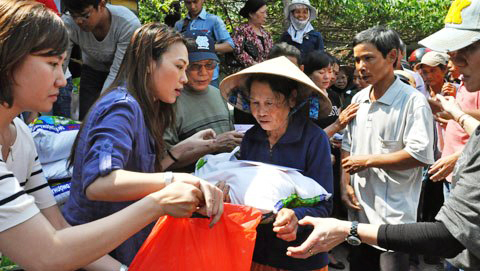 Garantiza Vietnam suficientes productos para los necesitados en Tet 2015