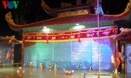 Arte de marionetas acuáticas en isla de perla Phu Quoc