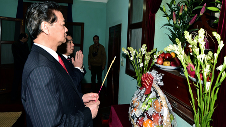 Primer ministro Nguyen Tan Dung ofrenda inciensos en sitio de reliquias del presidente Ho Chi Minh