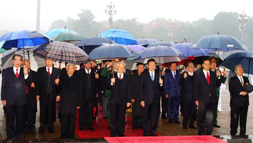 Máximos dirigentes de Vietnam homenajean al presidente Ho Chi Minh y mártires