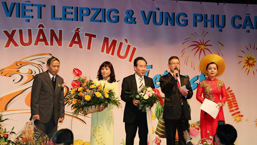 Comunidad vietnamita en el extranjero celebra el Tet tradicional 2015