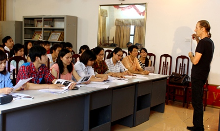 Veterano estadounidense imparte clases gratuitas de inglés en Hanoi
