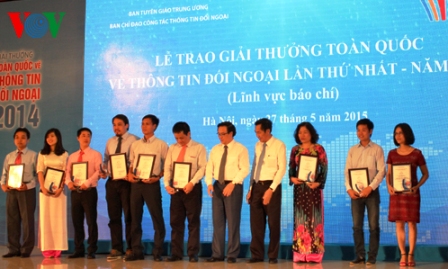 Entregan premios nacionales sobre información para el exterior
