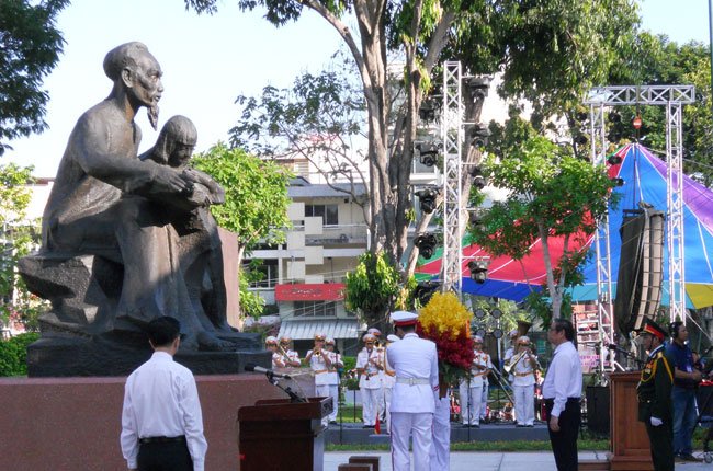 Entrega de la estatua de Ho Chi Minh con niños a la Casa Pioneril urbana