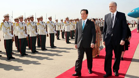 Conversa primer ministro de Vietnam con empresarios en Argelia