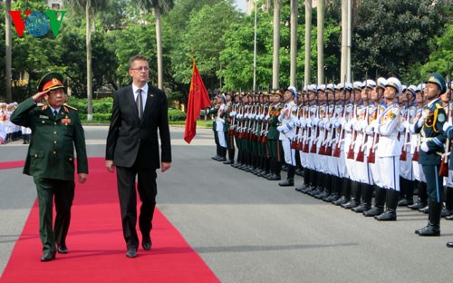 Impulsan Vietnam y Eslovaquia cooperación militar