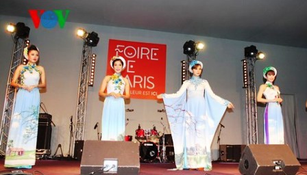Llevar el “ao dai” de Vietnam al mundo