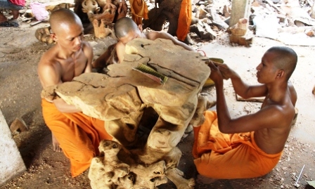 Taller de escultura en pagoda contribuye a mejorar la vida de jóvenes jemeres