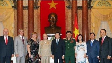 Recibe presidente vietnamita a astronauta soviético