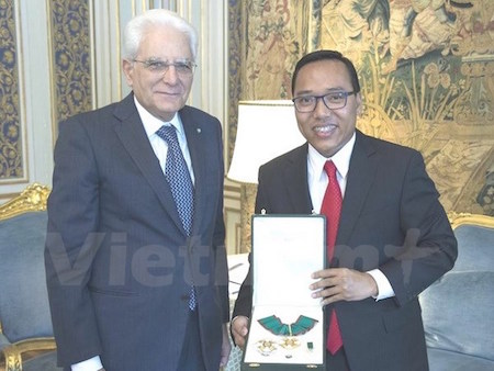 Recibe embajador vietnamita en Italia medalla de mérito