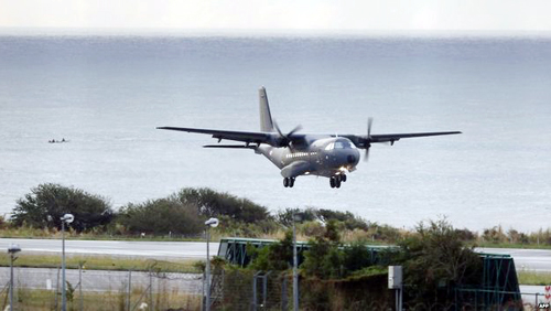 Se continúa búsqueda del avión MH370 de Malasia alrededor de isla Réunion en Francia