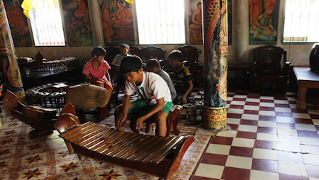 Concierto de instrumentos tradicionales del pueblo jemer en la Pagoda Doi