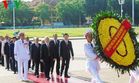 Líderes vietnamitas homenajean al Presidente Ho Chi Minh y a héroes mártires