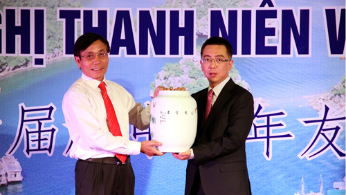 Jóvenes chinos y vietnamitas intercambian en la provincia de Quang Ninh