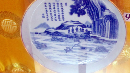 Inaugurada exposición sobre el canto de Hue y productos cerámicos ky kieu