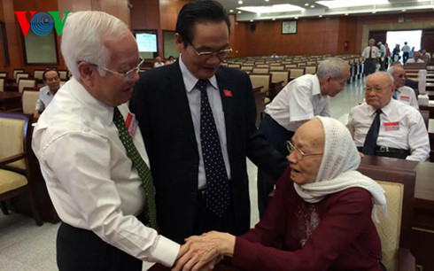 Ciudad Ho Chi Minh se reúne con generaciones de diputados