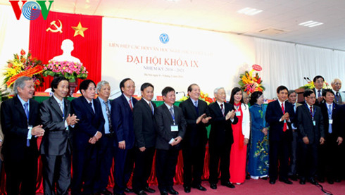 Escritores y artistas vietnamitas contribuyen al desarrollo sociocultural