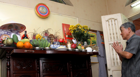 Tradicional culto de los vietnamitas en el sur a los antepasados en el Tet