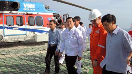 Presidente de Vietnam visita a personal  de operación mixta Vietsovpetro por el Tet 2016